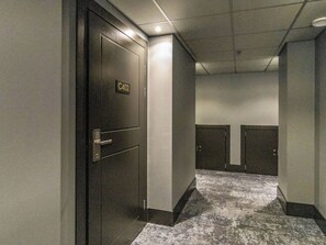 A hallway with a door labeled 'C402' and a carpeted floor. - Uniikki 75, c402 by Interhome (Pelkosenniemi)