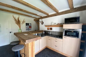 Een koelkast, een magnetron, een oven, een kookplaat