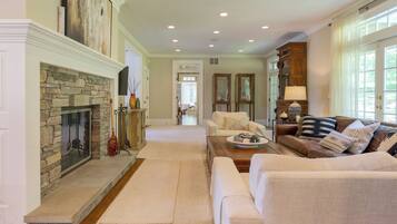 Smart TV, fireplace, ping pong, books