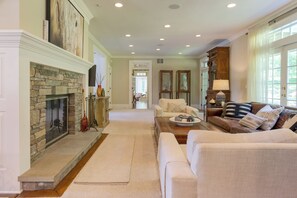Smart TV, chimenea, mesa de ping pong, libros