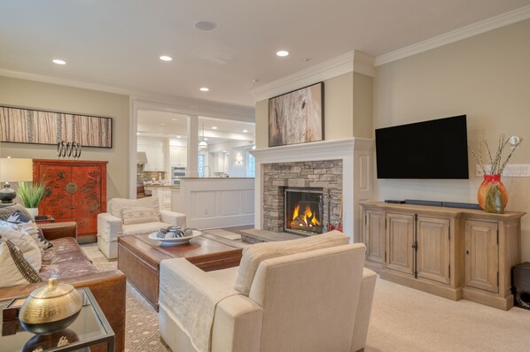 Smart-TV, Kamin, Tischtennisplatte, Bücher