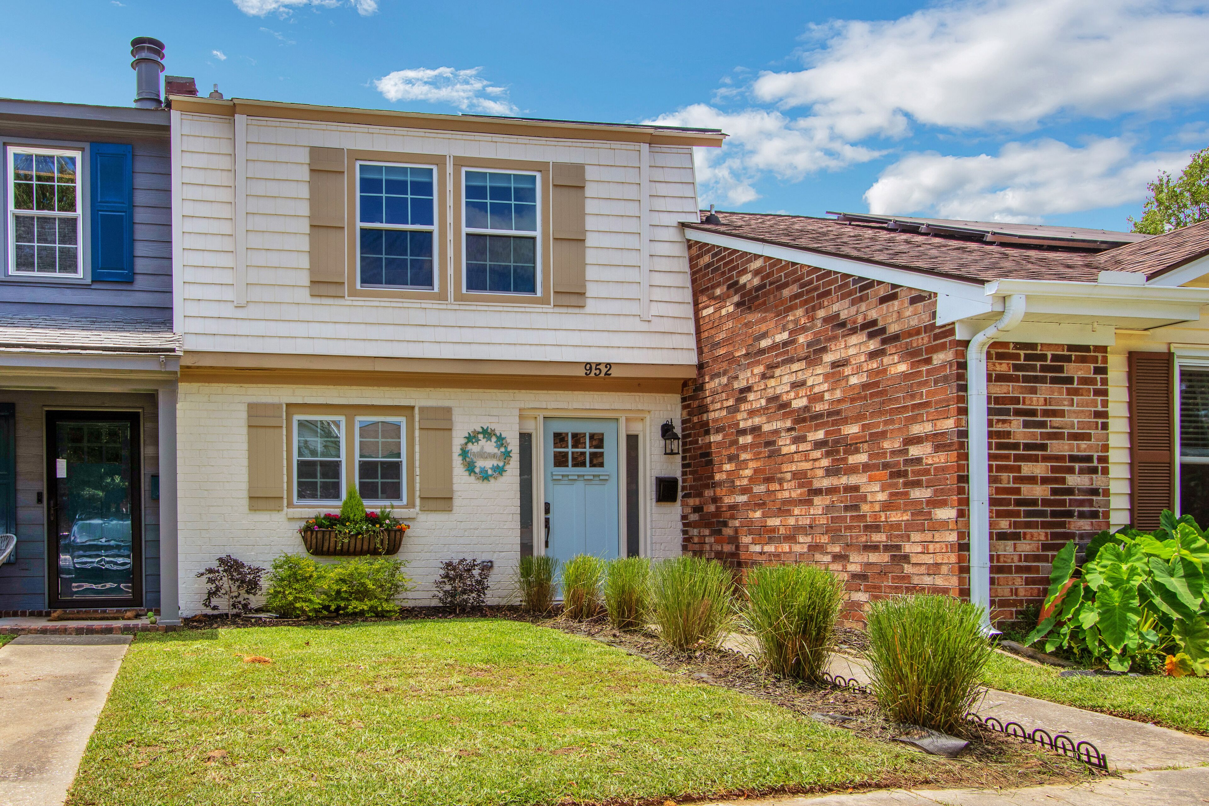 Shem Creek Retreat by AvantStay | 10 Mins to Downtown Charleston | Yard + Patio
