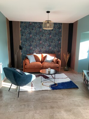 Smart-TV, Kamin, Tischtennisplatte, Bücher