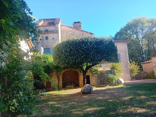 المنشأة من الخارج