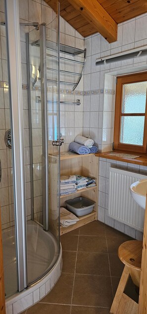 Douche, sèche-cheveux, serviettes fournies