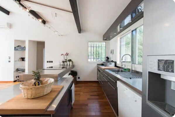 Fridge, microwave, oven, dishwasher - Maison DE Vacances Adaptée Pour Toute la Famille Pétanque , Piscine , mer (Callian)