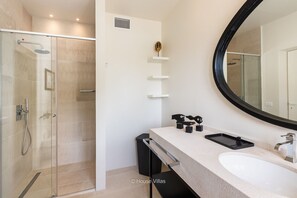 Shower, hair dryer, bidet - Stunning private villa with A/C, private pool, WIFI, TV, patio and panoramic view, close to Syra... (Plemmirio)