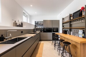Refrigerador, microondas, horno, placa de cocina