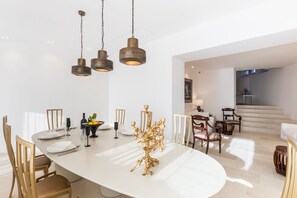 Dining - Stunning private villa with A/C, private pool, WIFI, TV, patio and panoramic view, close to Syra... (Plemmirio)
