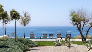 A terrace with four chairs and a table overlooking the sea. - Stunning private villa with WIFI, private pool, A/C, TV, patio, panoramic view, close to Syracuse (Plemmirio)