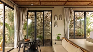 Villa 11 Kekaola Garden View | Living area