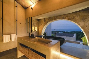 1 habitación, caja de seguridad en la habitación y escritorio 