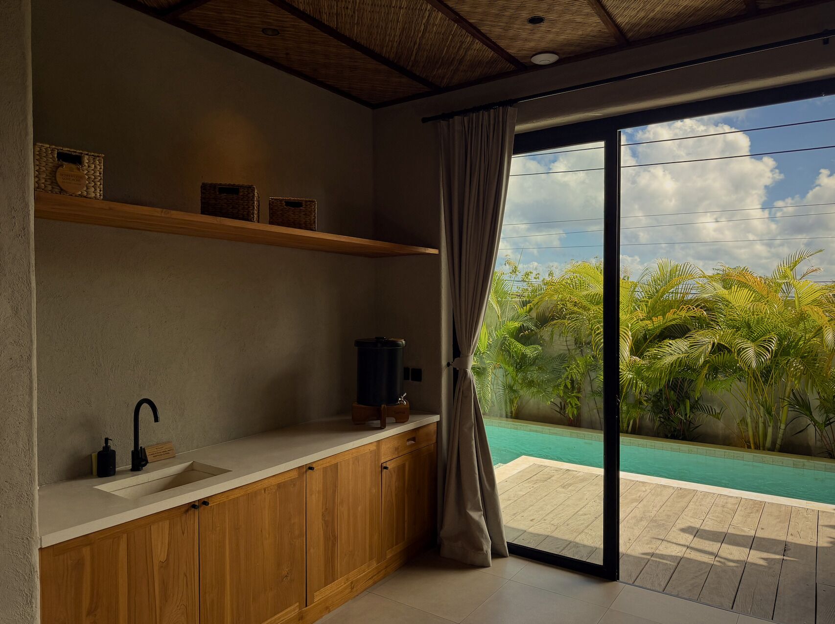 Une salle de bain moderne avec un meuble-lavabo en bois, un évier et un espace douche.