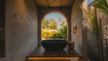 Villa, vue sur le jardin (Villa Kekaola) | Salle de bain | Baignoire et douche séparées, séchoir à cheveux, serviettes fournies