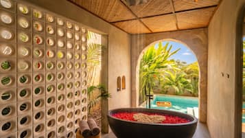 Villa, vista al jardín (Villa Aia) | Baño | Tina y regadera independientes, secadora de cabello, toallas, shampoo