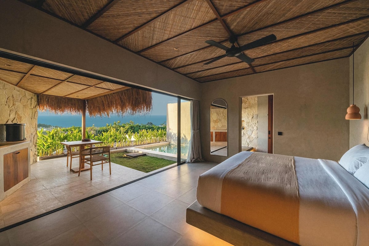 Villa superior, 1 habitación, piscina privada | 1 dormitorio, caja fuerte, escritorio y wifi gratis