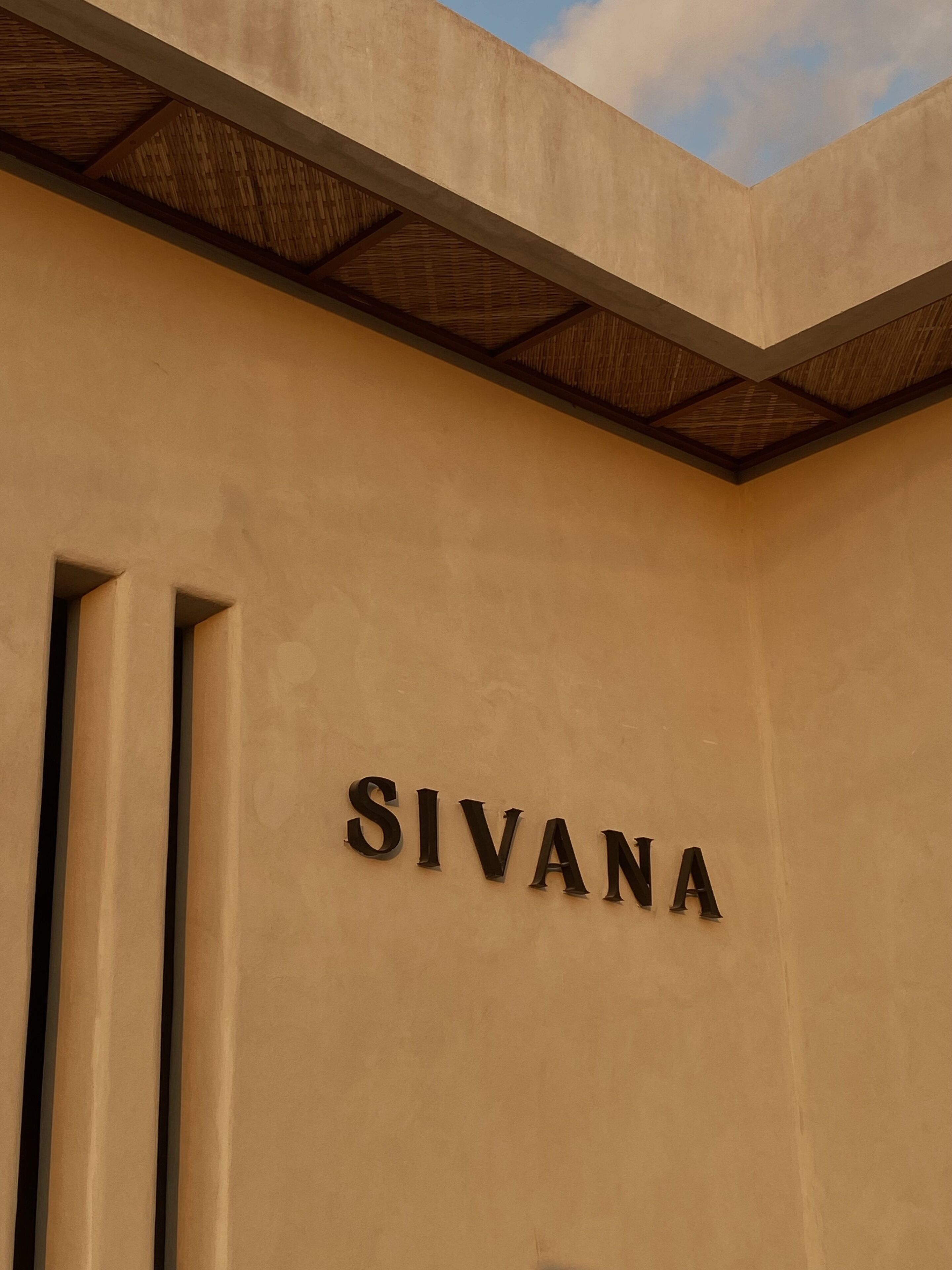 Un bâtiment dont la façade porte l’inscription « SIVANA ».
