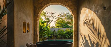 Villa romantique, 1 chambre, piscine privée | Salle de bain | Baignoire et douche séparées, séchoir à cheveux, serviettes fournies