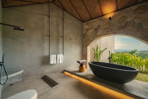 华丽别墅, 1 间卧室, 私人游泳池 | 浴室 | 独立的浴缸和淋浴、吹风机、毛巾、洗发水