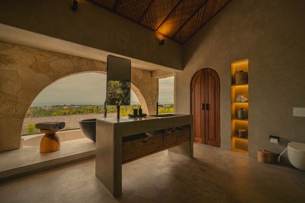 Bathtub dan shower terpisah, pengering rambut, handuk, dan sampo