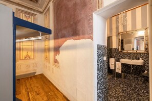 تجهيزات دش، مجففات شعر، مراحيض شطف، مناشف