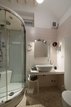 Douche, sèche-cheveux, bidet, serviettes fournies