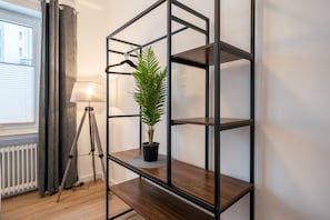 City appartement | Woonruimte | Een 43-inch ledtelevisie met kabelzenders, Netflix en streamingdiensten