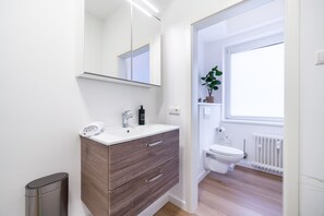 Condo urbano | Baño | Regadera, secadora de cabello, toallas, jabón