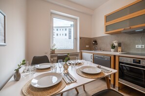 City-Apartment | Eigene Küche | Kühlschrank, Ofen, Herdplatte, Geschirrspüler