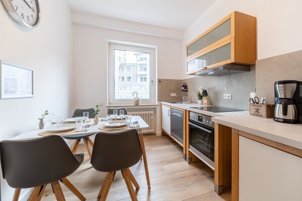 City appartement | Privékeuken | Een koelkast, een oven, een kookplaat, een vaatwasser