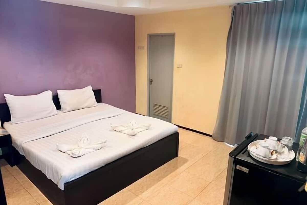 1 bedroom, desk, WiFi (free)