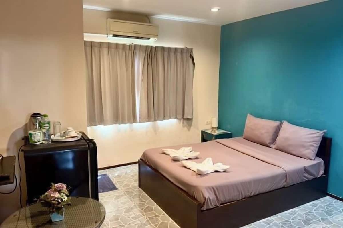 1 bedroom, desk, WiFi (free)