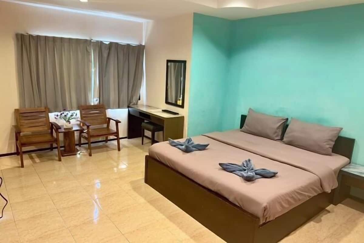 1 bedroom, desk, WiFi (free)