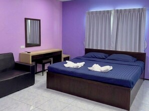 A hotel room with a bed, a desk, a chair, and a window with curtains. - Apartment X5 (Pattaya)