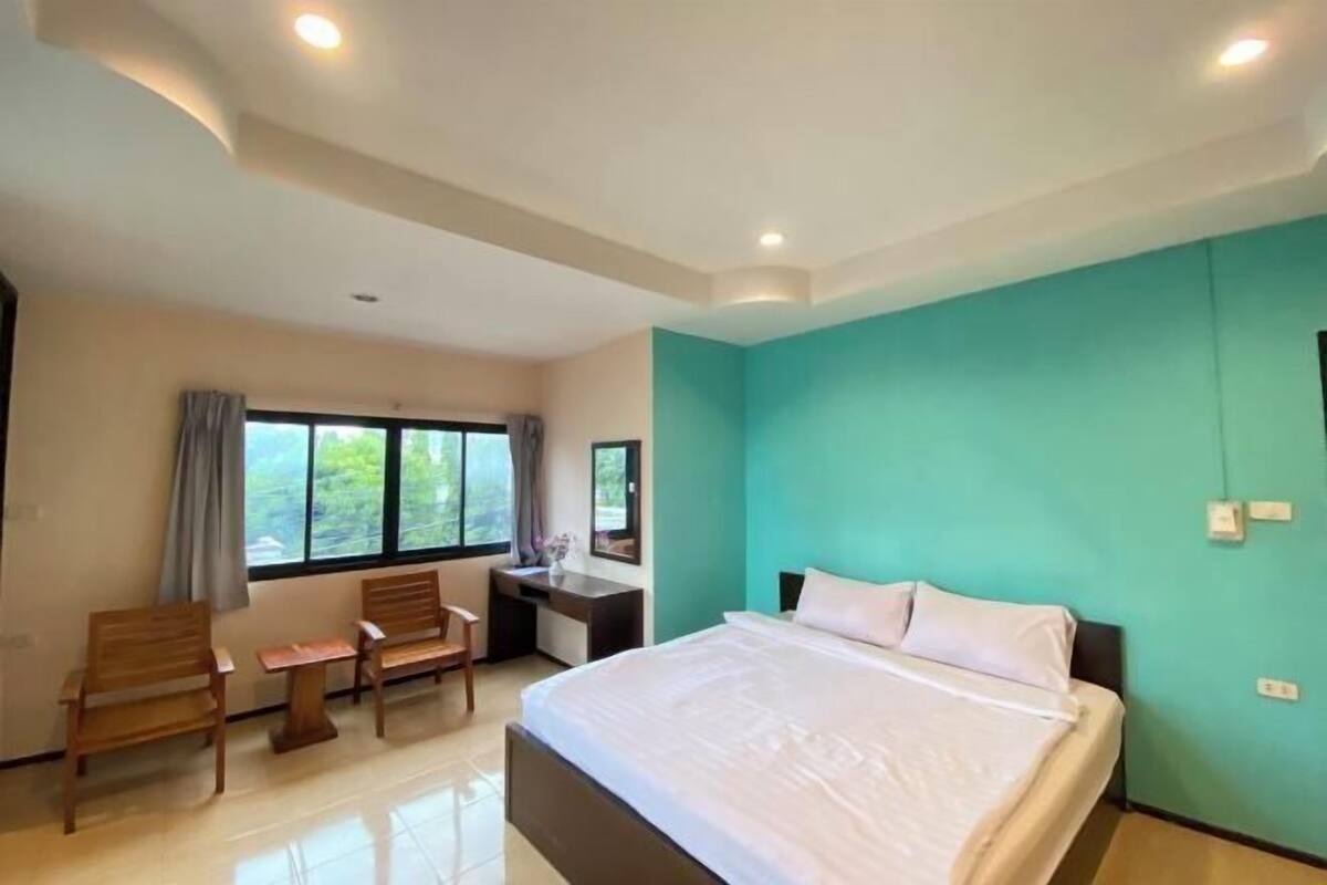 1 bedroom, desk, WiFi (free)