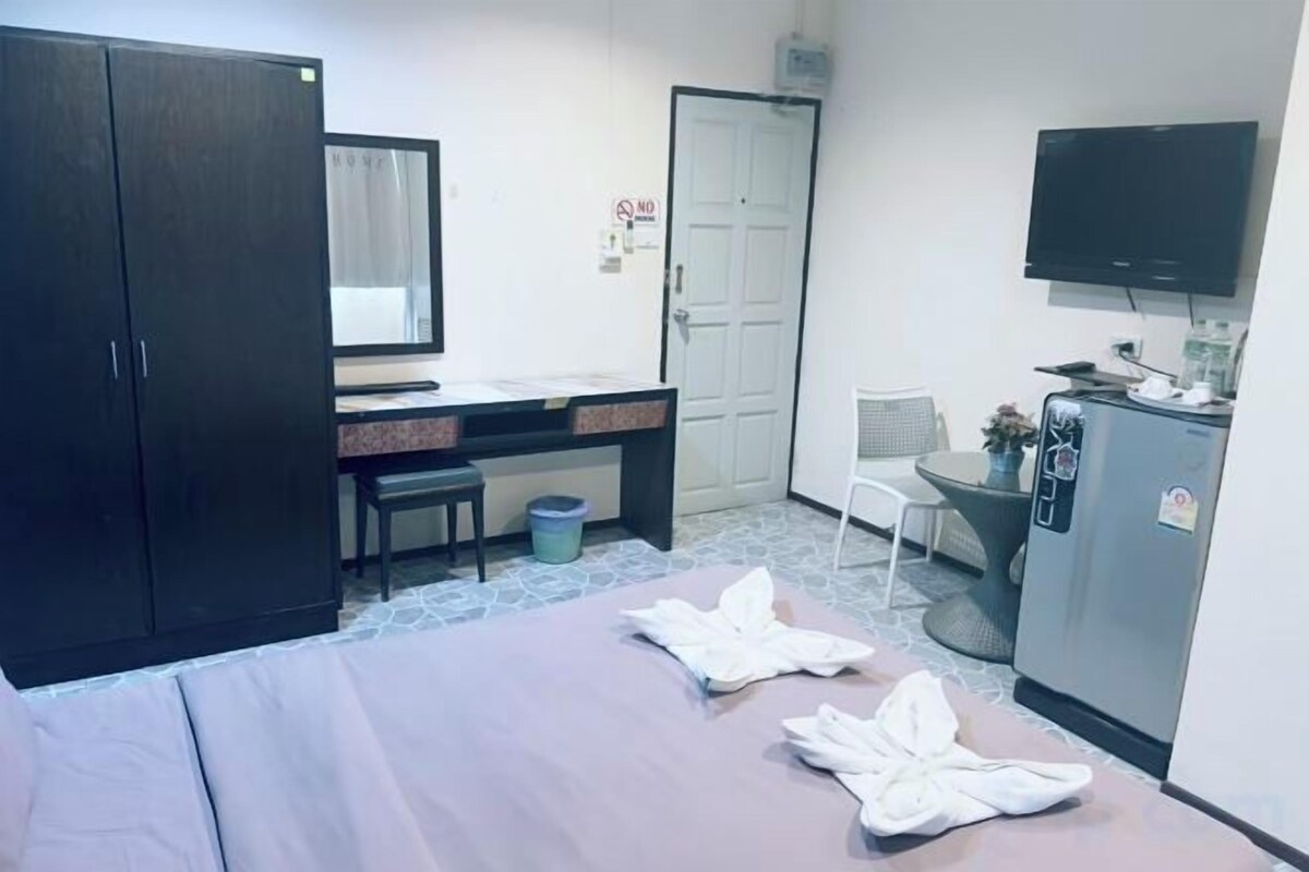 1 bedroom, desk, WiFi (free), bed sheets