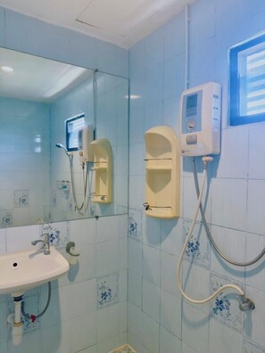 Shower, towels - Apartment X5 (Pattaya)