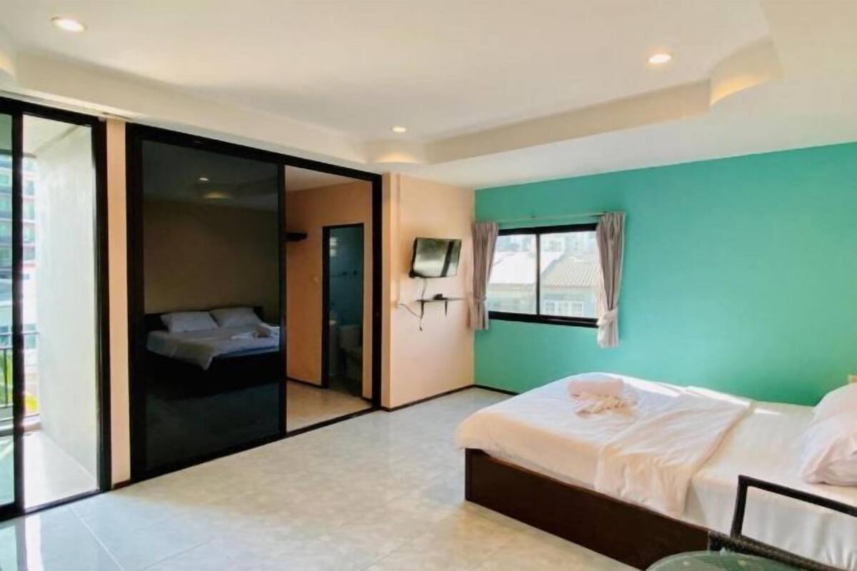 1 bedroom, desk, WiFi (free)