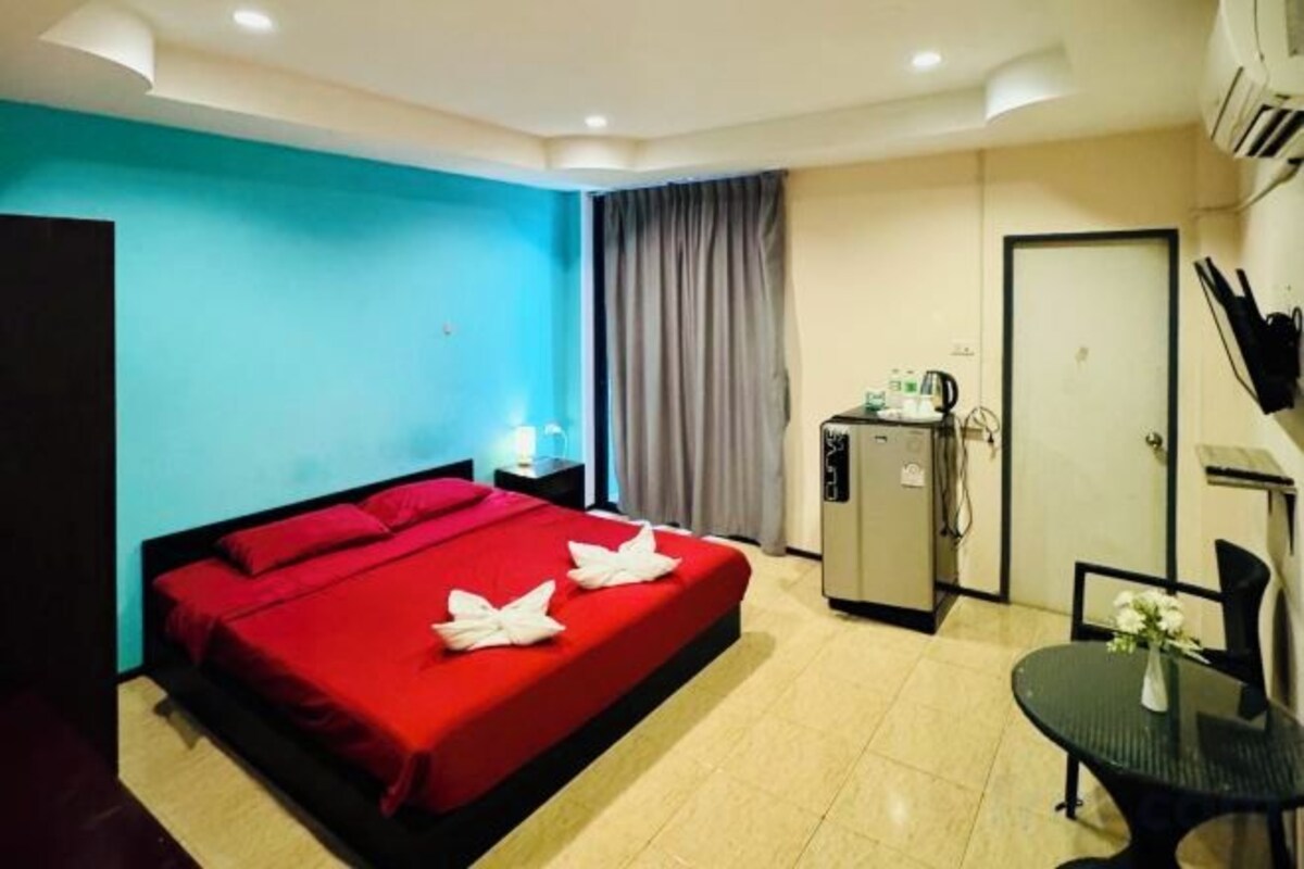 1 bedroom, desk, WiFi (free), bed sheets