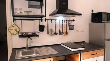 Réfrigérateur, micro-ondes, plaque de cuisson, cafetiÚre/bouilloire