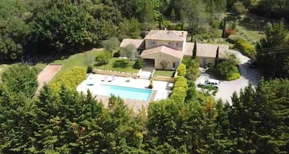 Bastide Provençale de 220m2,sansvis à vis Avec Piscine sur un Terrain de 10000m2
