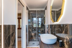 Dusche, Haartrockner, Bidet, Handtücher