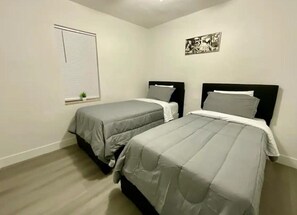 3 bedrooms, iron/ironing board, WiFi, bed sheets - Modern, Peaceful Home in the Heart of Miami – Close to Everything! (Miami)