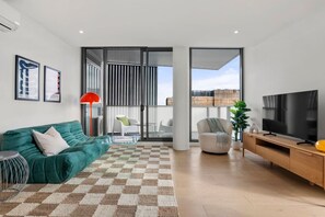 TV - Art Deco Apt with Skyline Views (Collingwood)