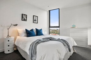 Desk, iron/ironing board, free WiFi, bed sheets - Art Deco Apt with Skyline Views (Collingwood)