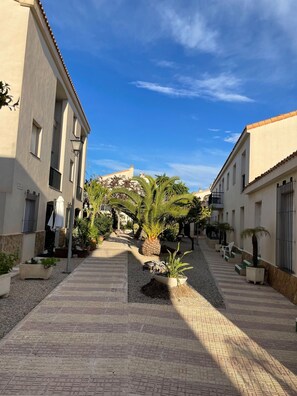 المنطقة المحيطة بالمنشأة