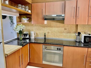 Fridge, microwave, oven, stovetop - Stay in this lovely flat to benefit from all the activities in La Manga Club (Cartagena)