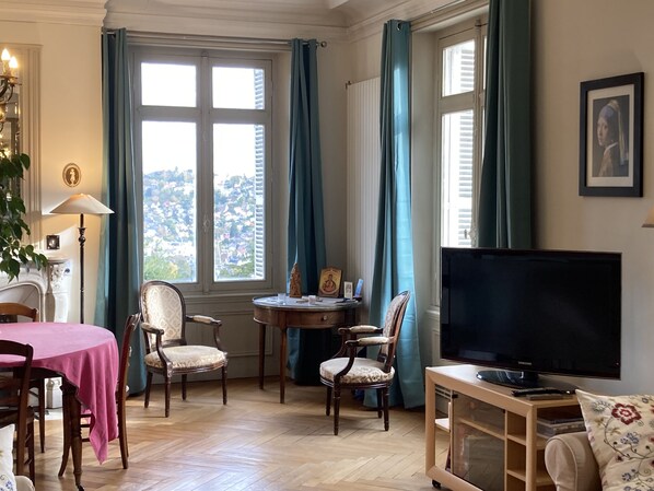 TV, fireplace - Loue Appartement, Proche Gare de Rouen, à 1h15 de Paris, Olympic Games, JO (Mont-Saint-Aignan)