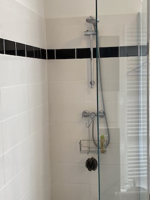Douche, sĂšche-cheveux, serviettes fournies, savon