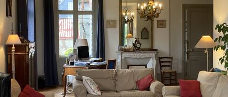 Televisie en een open haard